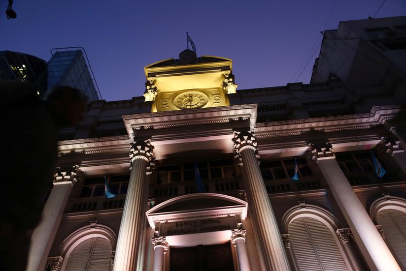 Foto de archivo - Fachada del banco central de Argentina, en Buenos Aires. Mar 16, 2020. REUTERS/Matias Baglietto