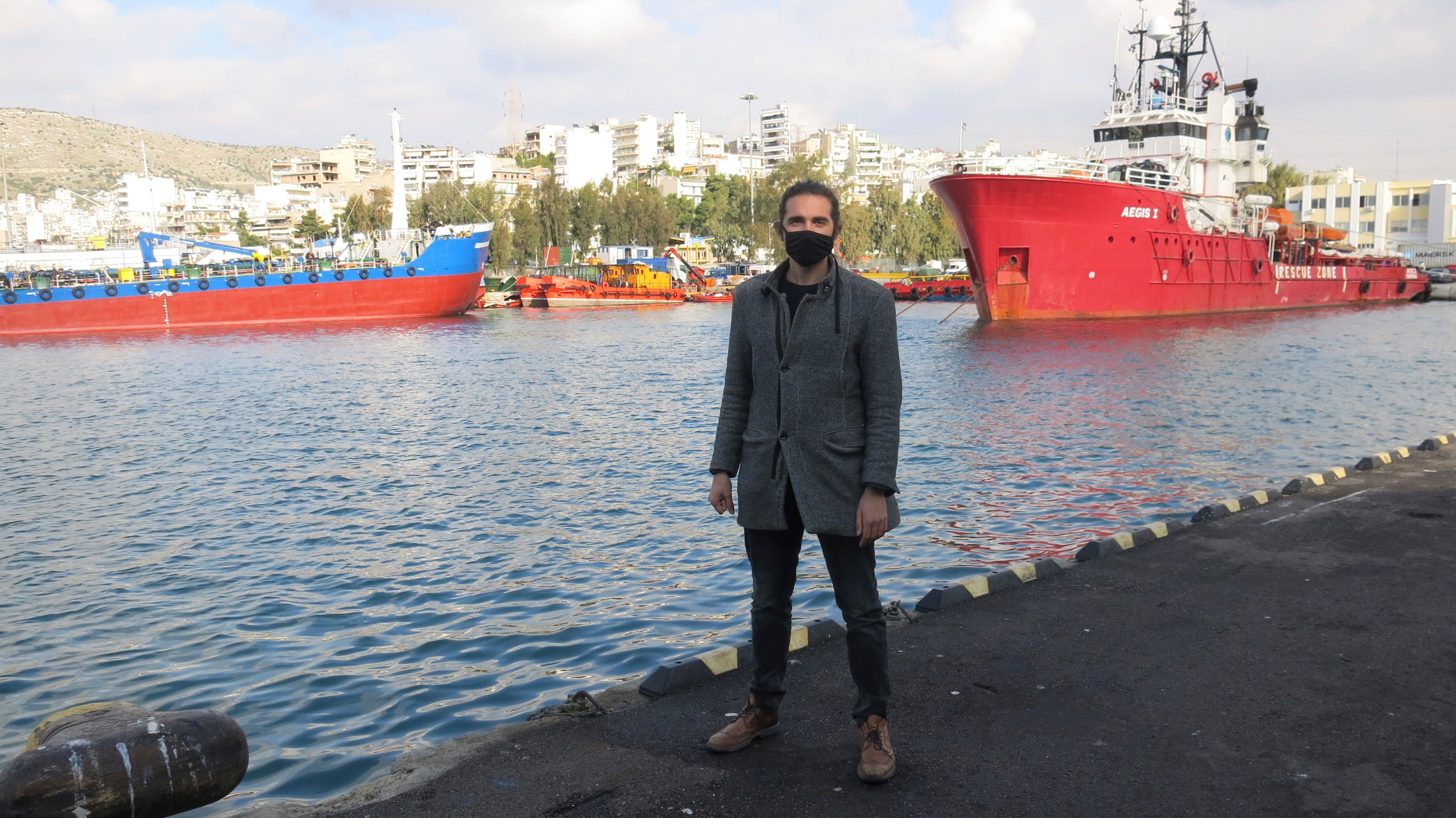 Lefteris Arapakis, ganador del premio de la ONU Jóvenes Campeones de la Tierra, posa en el puerto de El Pireo. EFE/Alberto Borreguero 