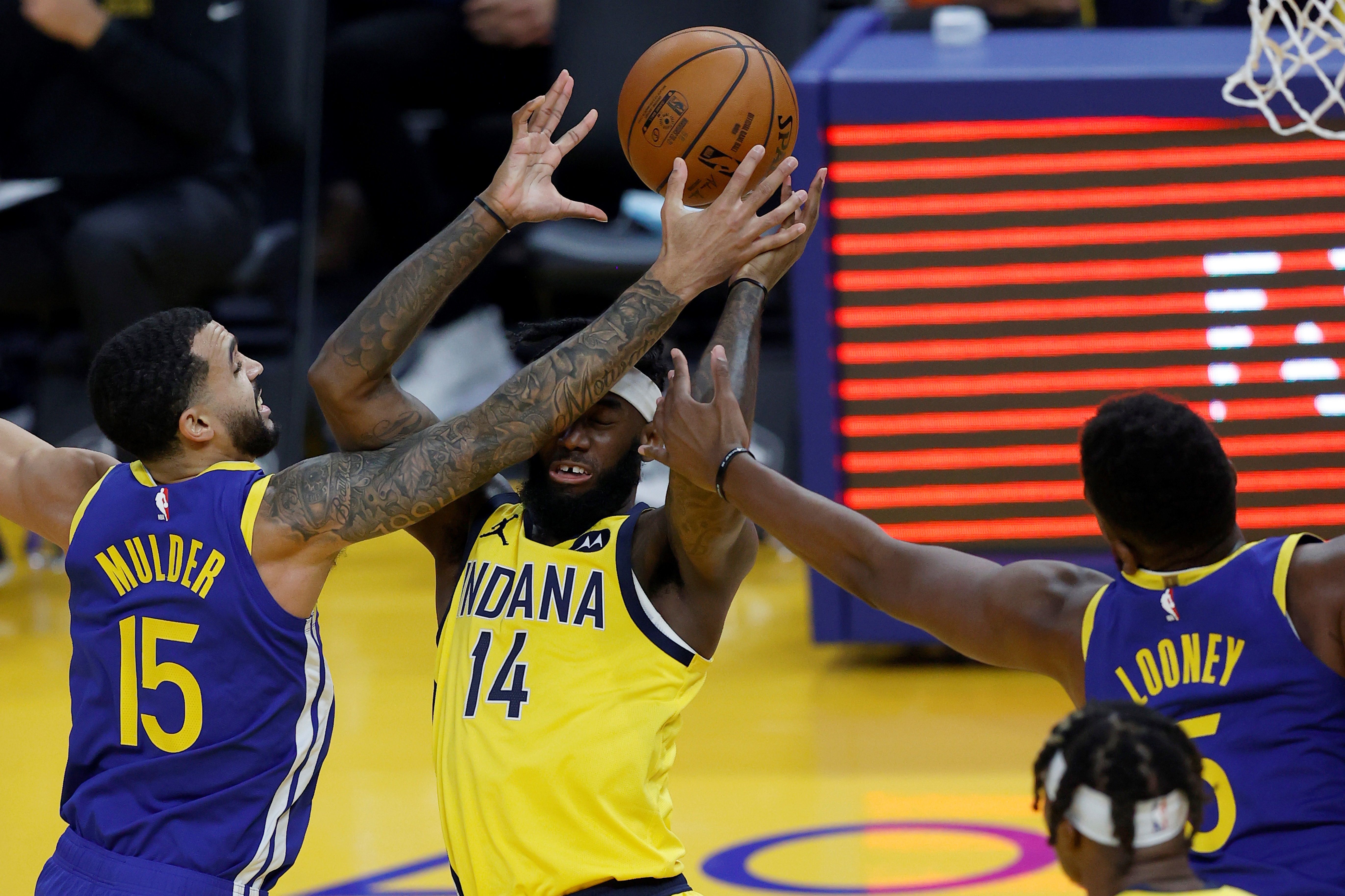 San Francisco (United States), 13/01/2021.- Indiana Pacers forward JaKarr Sampson (C) in action against Golden State Warriors guard Mychal Mulder (L) and EFE/EPA/JOHN G. MABANGLO SHUTTERSTOCK OUT 