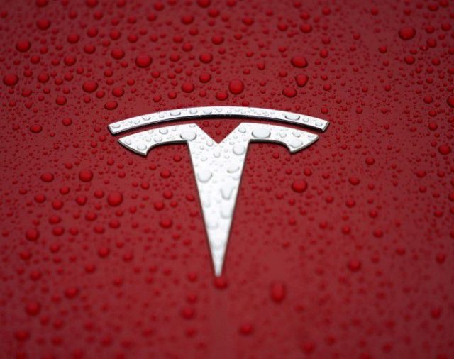 Acciones de Tesla se disponen a empezar 2021 en récord máximo