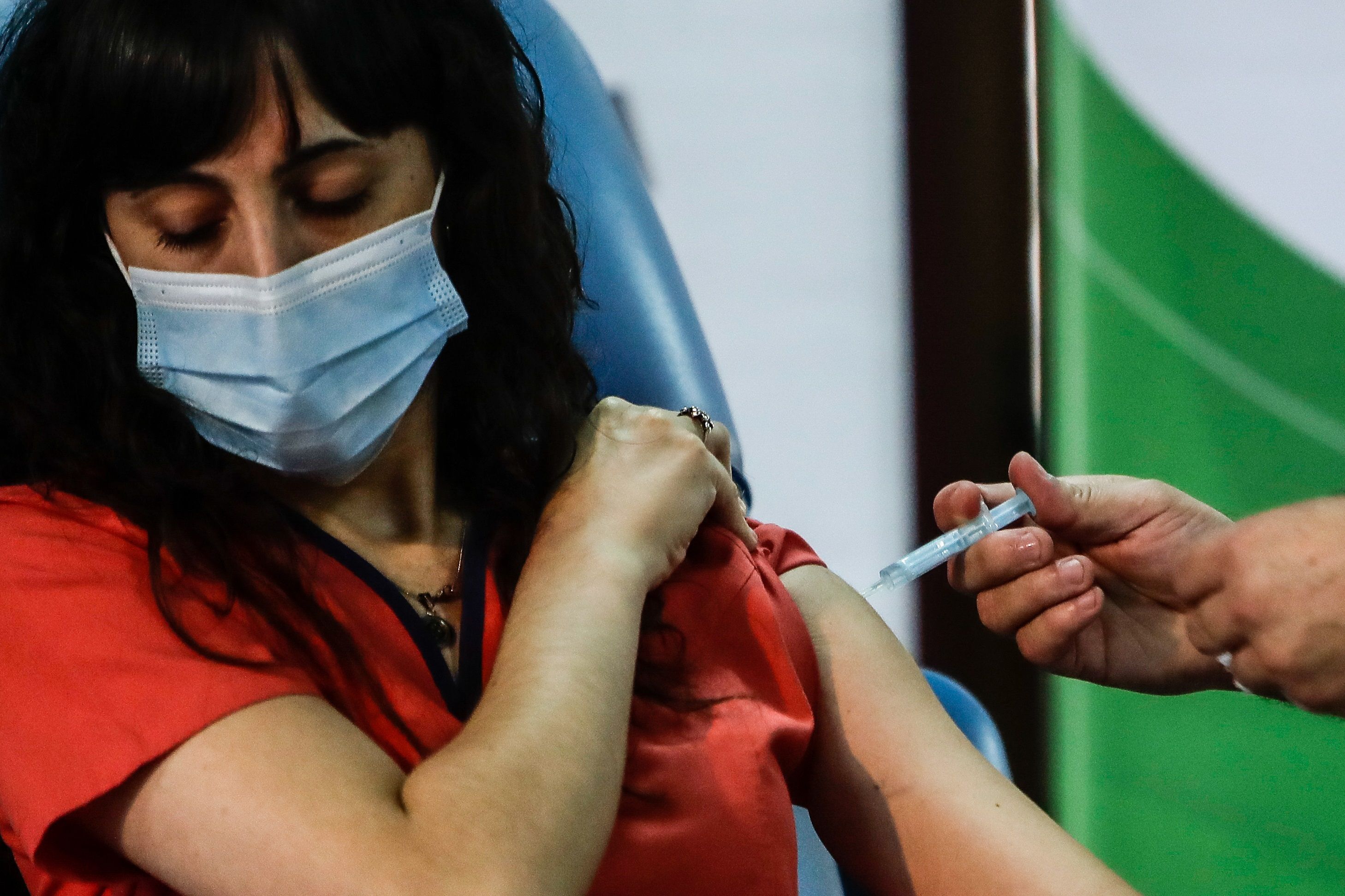 Una mujer es vacunada contra la covid-19 en el Hospital Fiorito, en Avellaneda (Argentina). EFE/Juan Ignacio Roncoroni/Archivo 