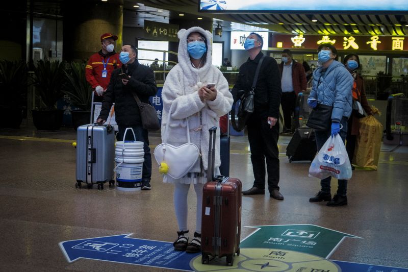 Viajeros usan mascarilla en una estación de trenes luego del brote de coronavirus en Pekín, China. 13 de enero, 2021. REUTERS/Thomas Peter