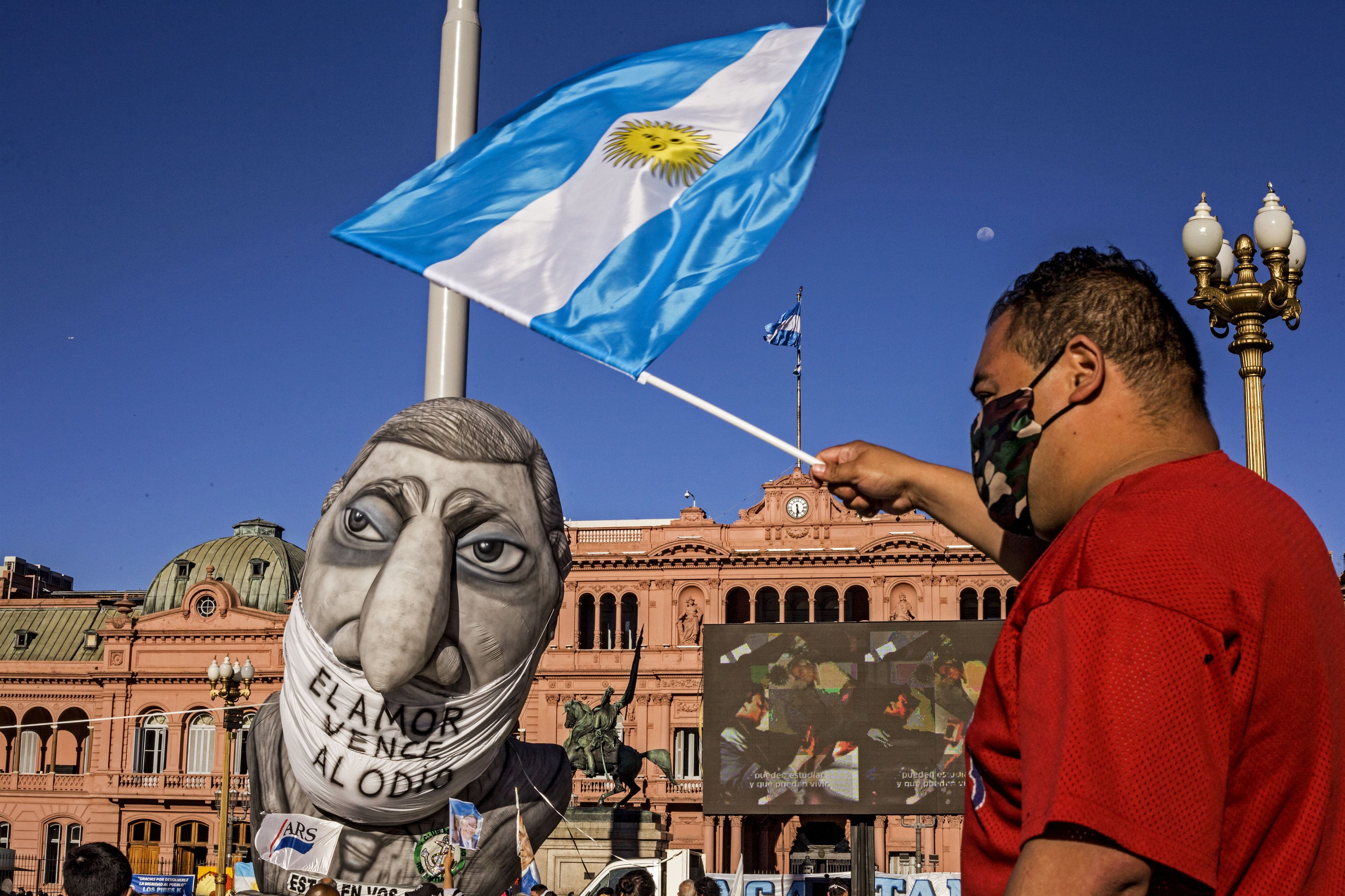 27/10/2020 Un hombre frente a la Casa Rosada en Buenos Aires en plena pandemia del coronavirus. POLITICA ROBERTO ALMEIDA AVELEDO / ZUMA PRESS / CONTACTOPHO 