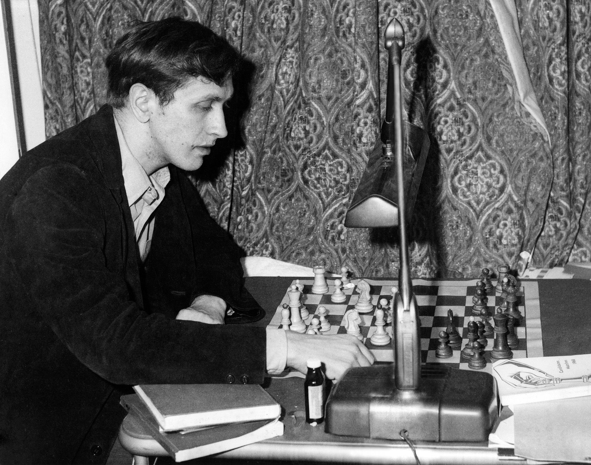 Bobby Fischer realizó innumerables viajes alrededor de su país durante su adolescencia para sumar horas de competición. Su primer gran cheque: 750 dólares.