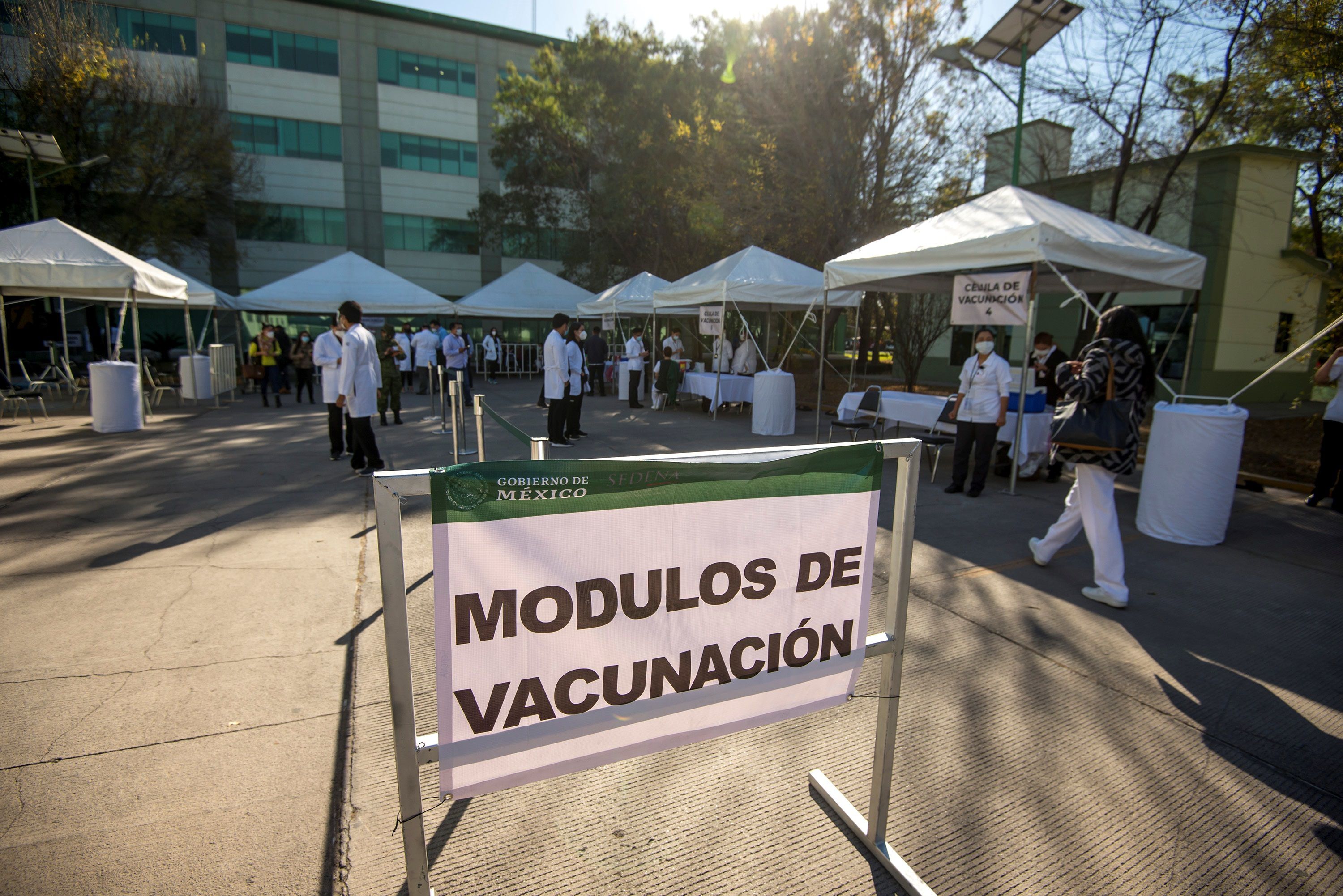 México cumple dos semanas de vacunación con poco orden y muchas quejas