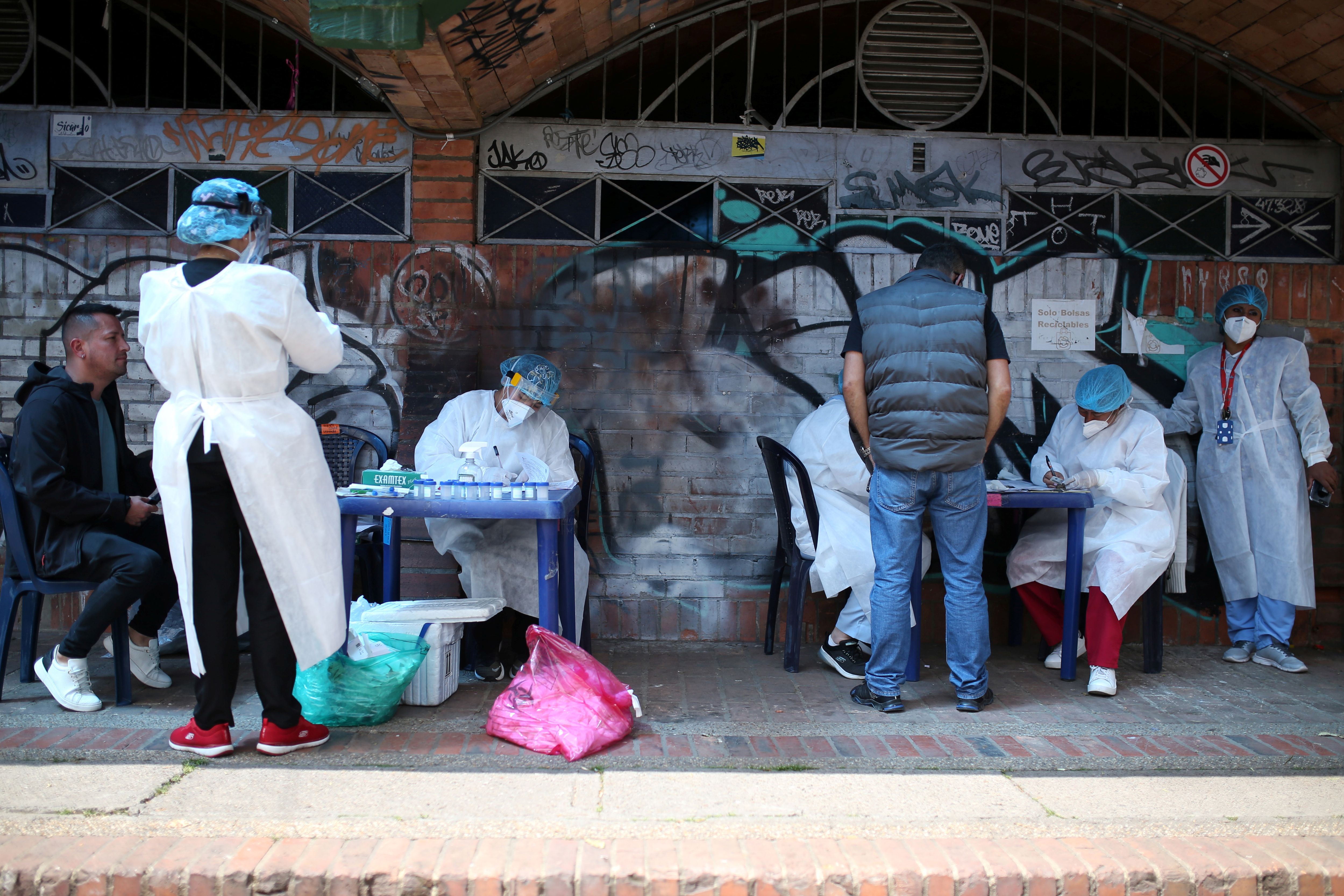 Members of the medical team test people for the coronavirus disease (COVID-19), amidst an outbreak of the coronavirus disease (COVID-19), in Bogota, Colombia December 29, 2020. REUTERS/Luisa Gonzalez