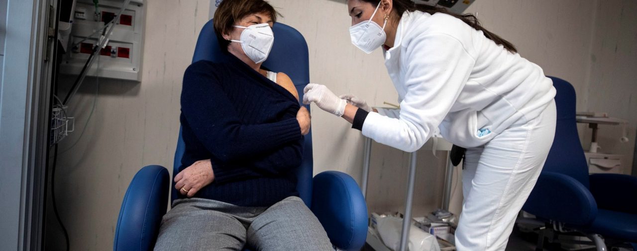 Italia suma 12.415 casos y 377 muertos y teme retrasos en la campaña de vacunación