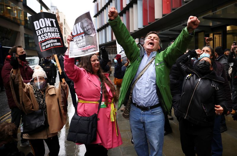 Varias personas celebran al exterior de los juzgados londinenses de Old Bailey después de que una juez británica falló que el fundador de WikiLeaks, Julian Assange, no puede ser extraditado a EEUU. 4 enero 2021. REUTERS/Henry Nicholls