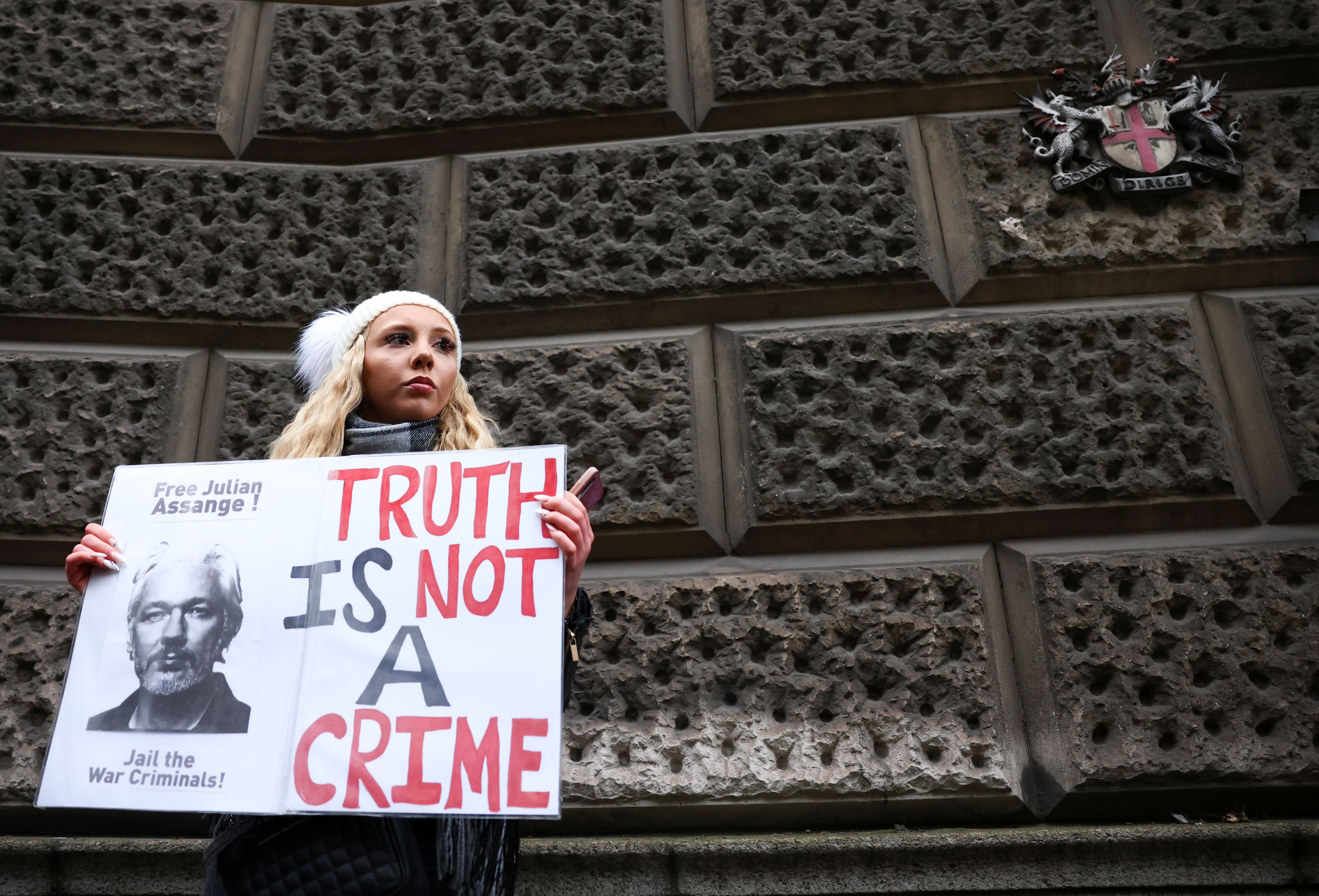 Una manifestante pro Assange frente al tribunal de Londres. (REUTERS/Henry Nicholls)