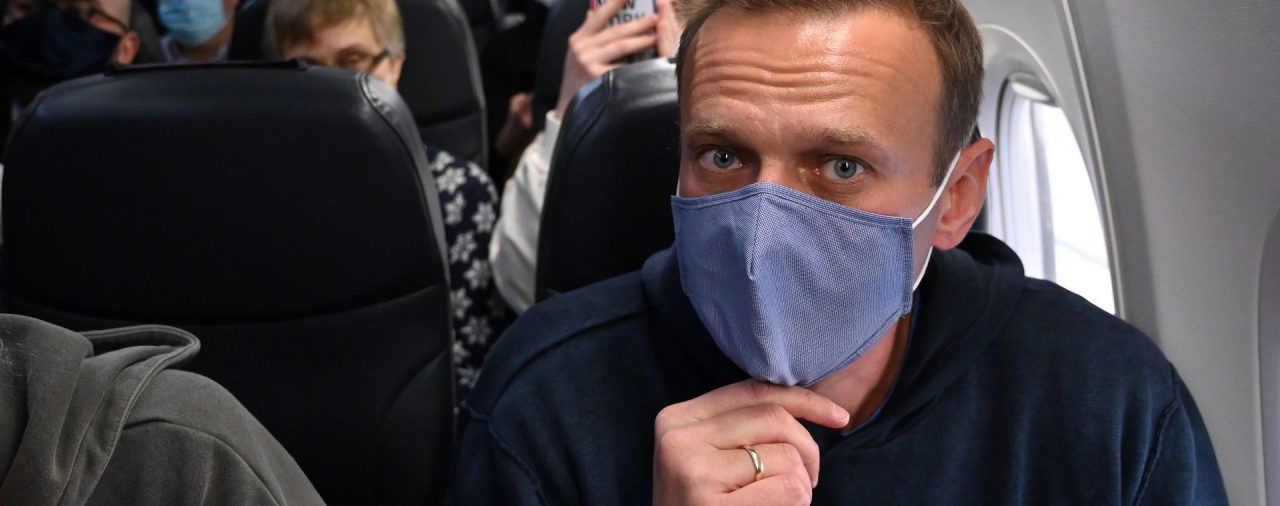 Luego de que desviaran su vuelo, el opositor ruso Alexéi Navalny llegó a Moscú