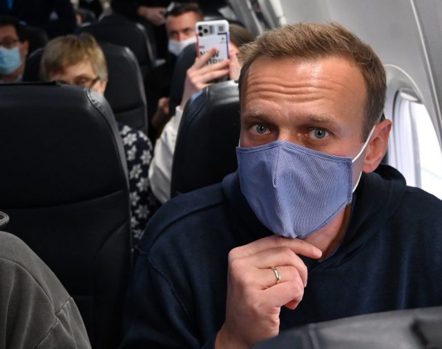 Luego de que desviaran su vuelo, el opositor ruso Alexéi Navalny llegó a Moscú