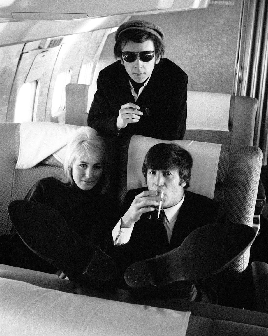 Phil Spector junto a John Lennon en una foto sin fecha