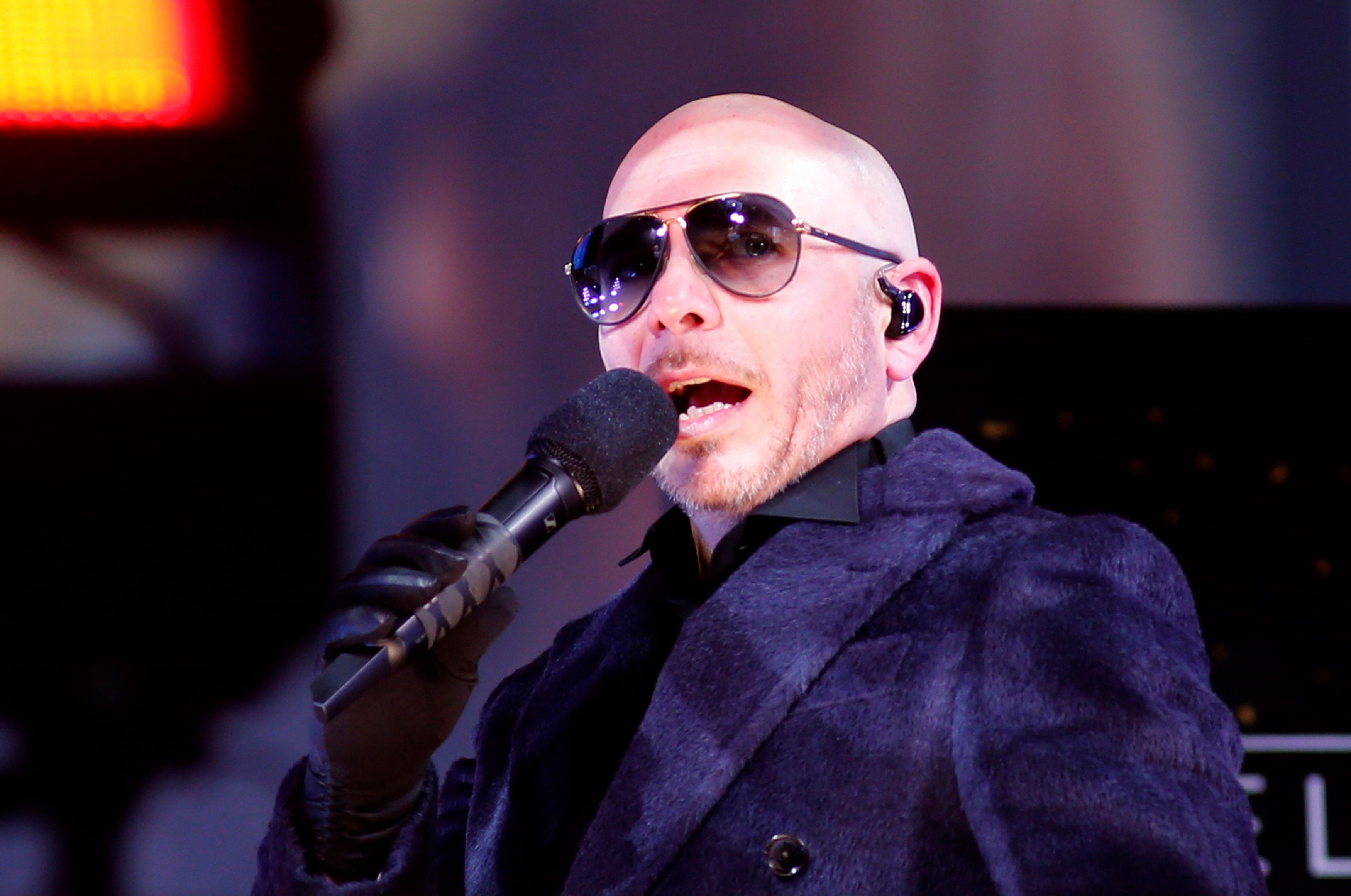Pitbull catando en Times Square durante las celebraciones del Año Nuevo 