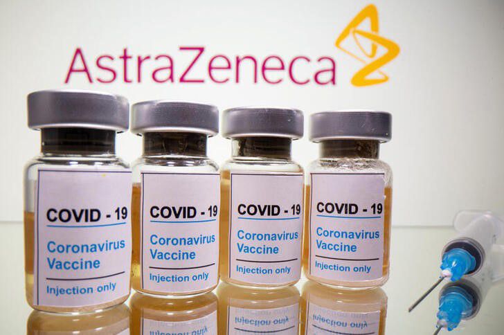Ilustración fotográfica con viales de vacunas contra el coronavirus junto al logo de AstraZeneca. 31 octubre 2020. REUTERS/Dado Ruvic