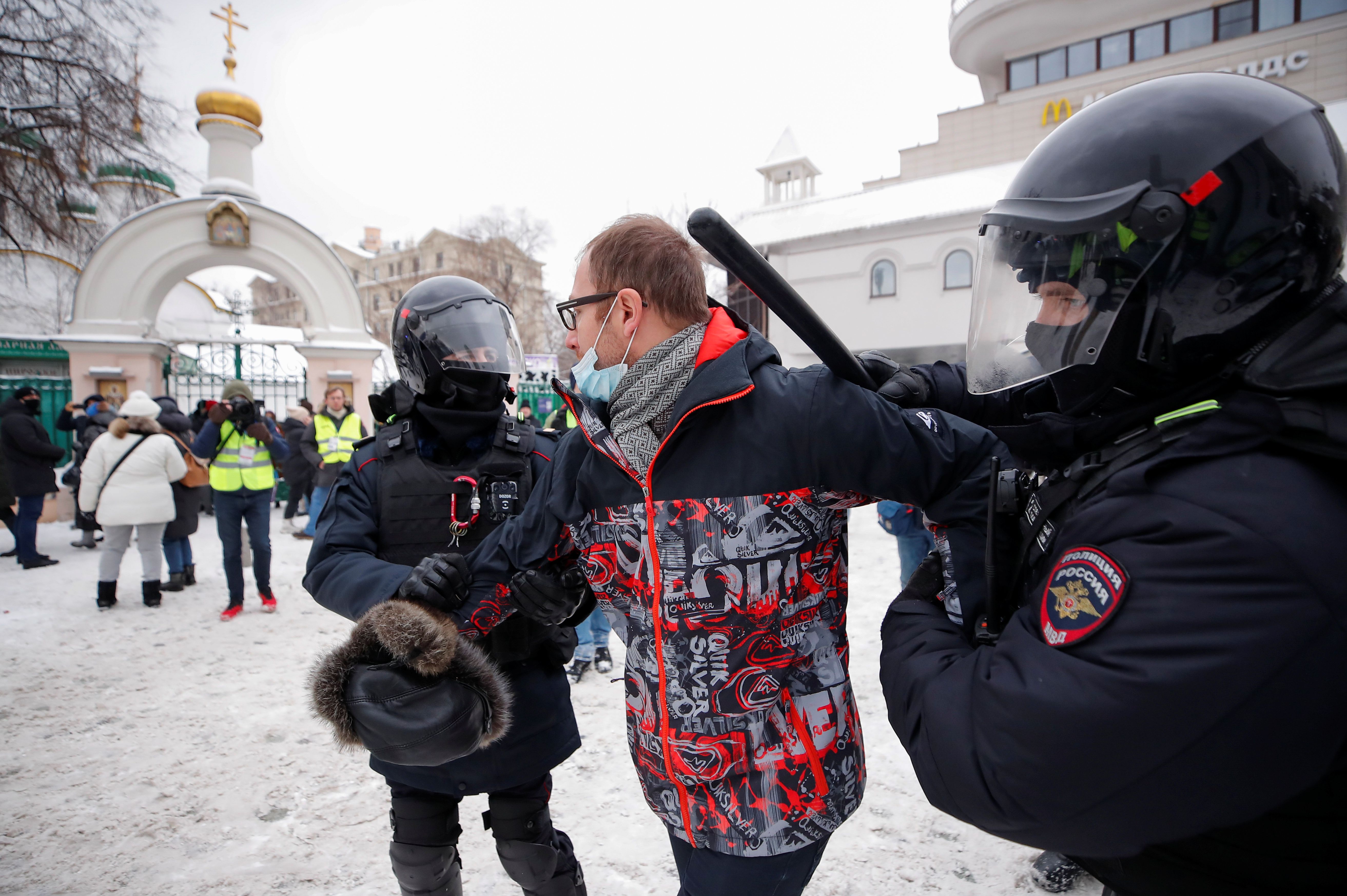 Detención de un manifestante en Moscú (Reuters)