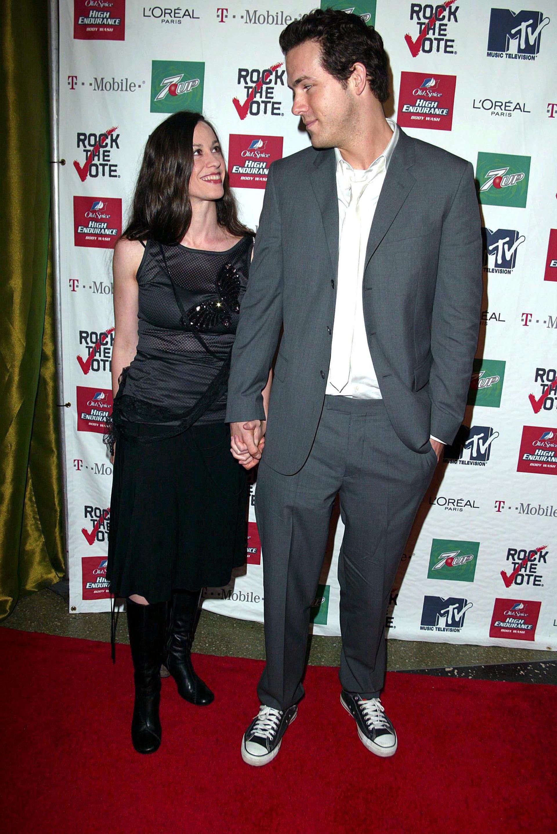 Alanis Morissette y Ryan Reynolds en los comienzos de su relación (Crédito: Shutterstock)
