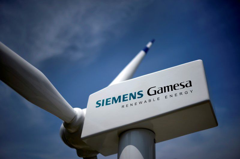 FOTO DE ARCHIVO: Una turbina eólica con el logotipo de Siemens Gamesa en una imagen mostrada durante la reunión anual de accionistas de la empresa en Zamudio, País Vasco, España, el 20 de junio de 2017. REUTERS/Vincent West