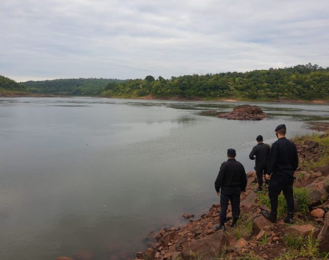 Tragedia en Misiones: tres hermanos de 8, 10 y 13 años murieron ahogados en el río Paraná