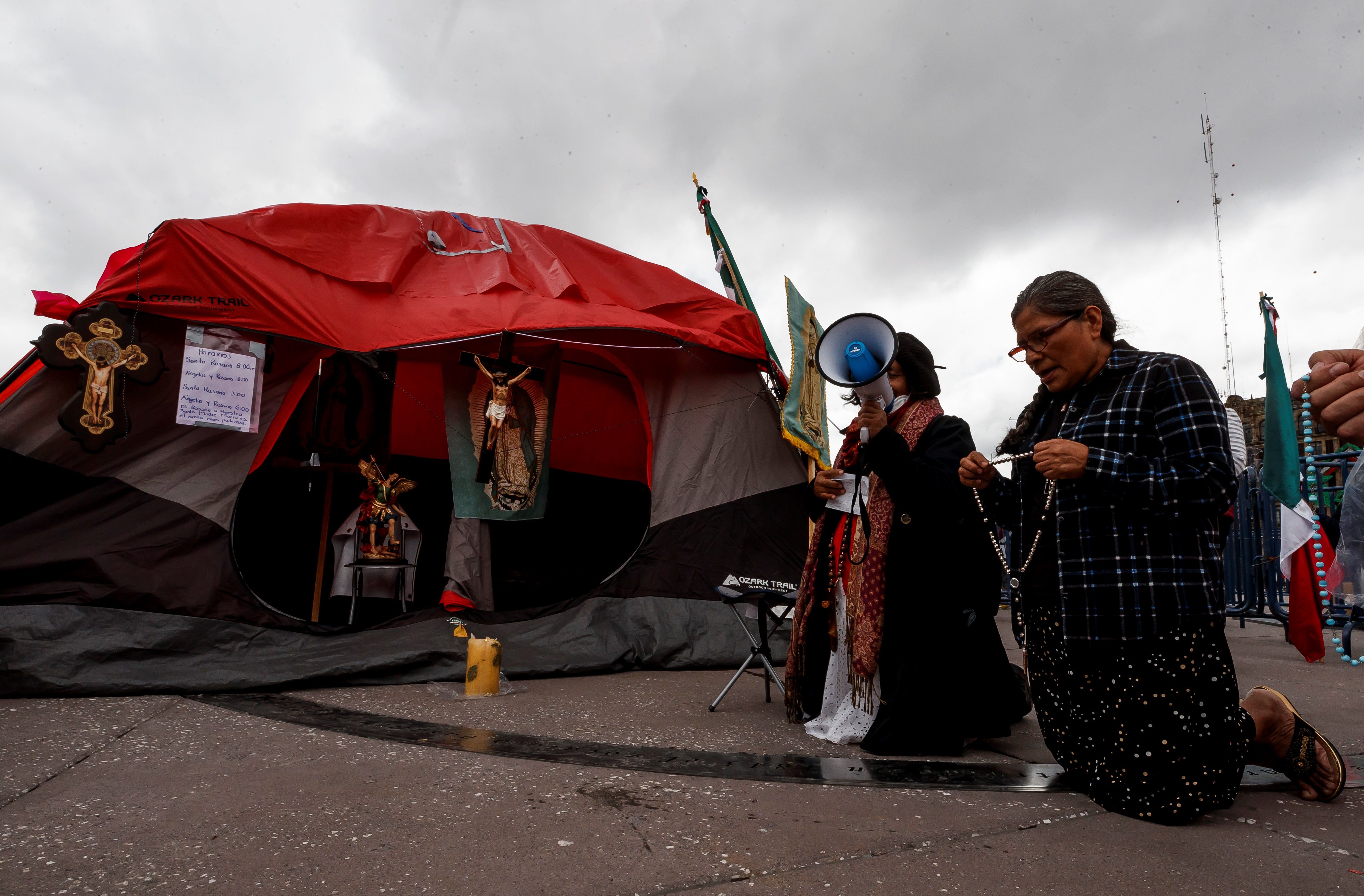 Autoridades capitalinas desalojaron el Campamento México que se mantenía en el Zócalo (Foto: José Méndez/EFE) 