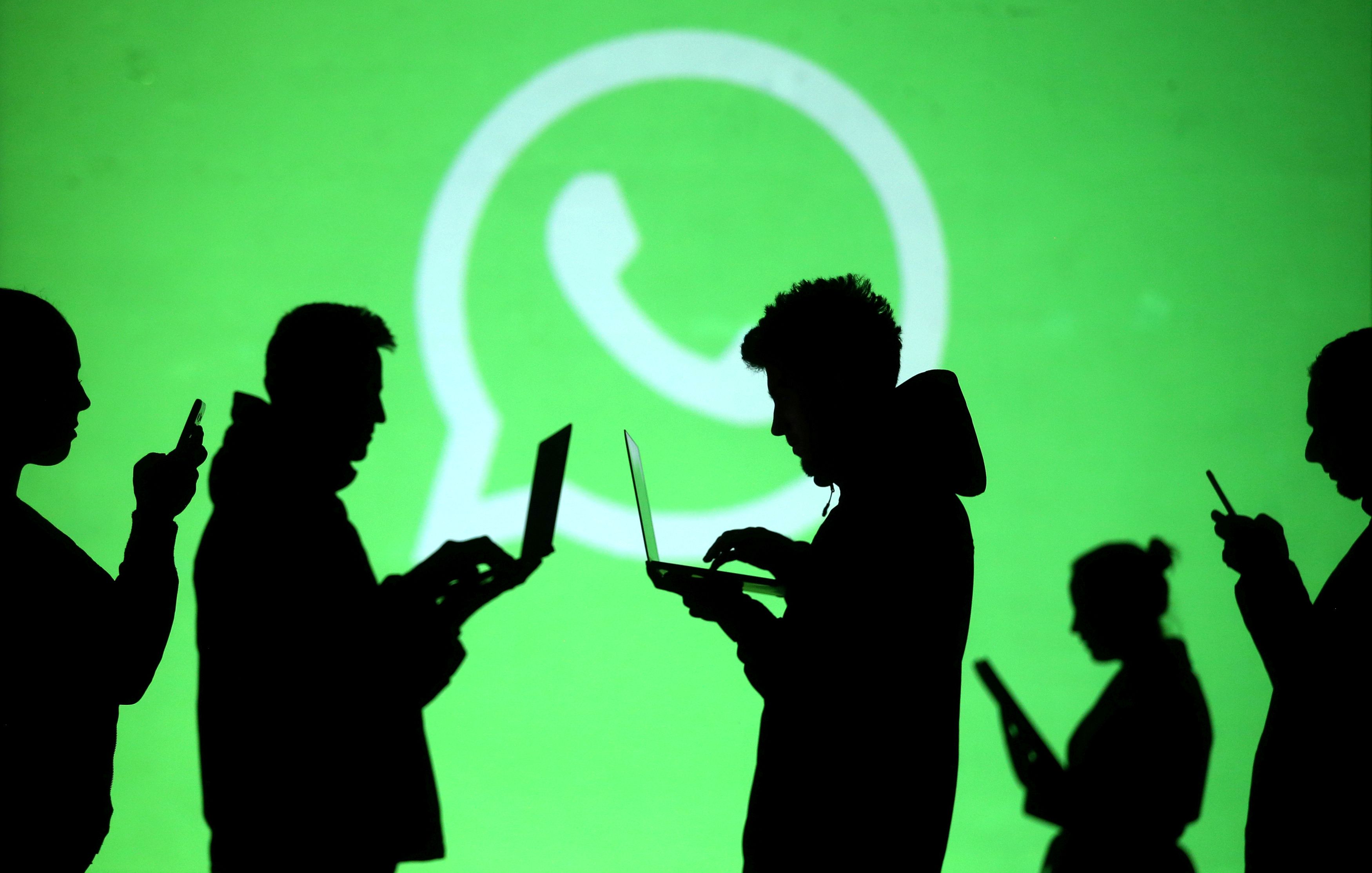WhatsApp ha recibido muchas críticas por su reciente intento de cambiar las normas de su servicio (REUTERS/Dado Ruvic/Illustration/Archivo)