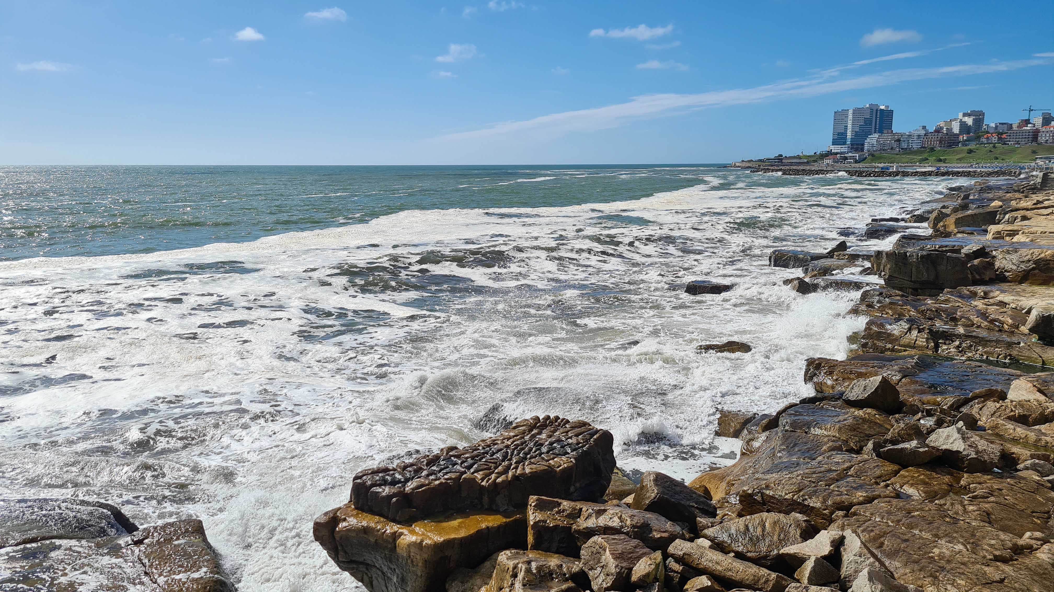 - Mar del Plata - una densa espuma marina cubrió las playas