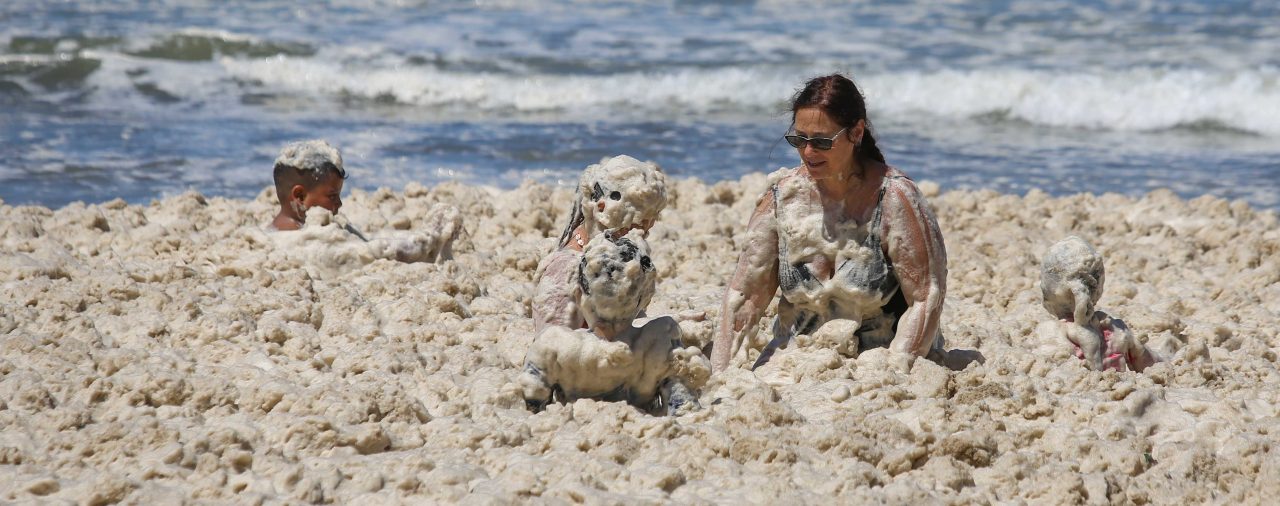 15 fotos de la densa espuma marina que cubrió las playas de Mar del Plata