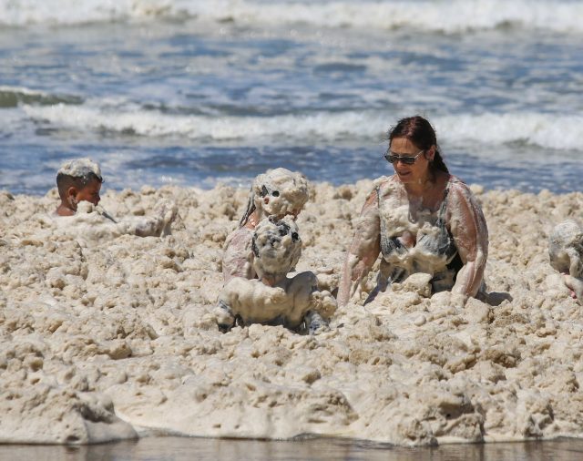 15 fotos de la densa espuma marina que cubrió las playas de Mar del Plata