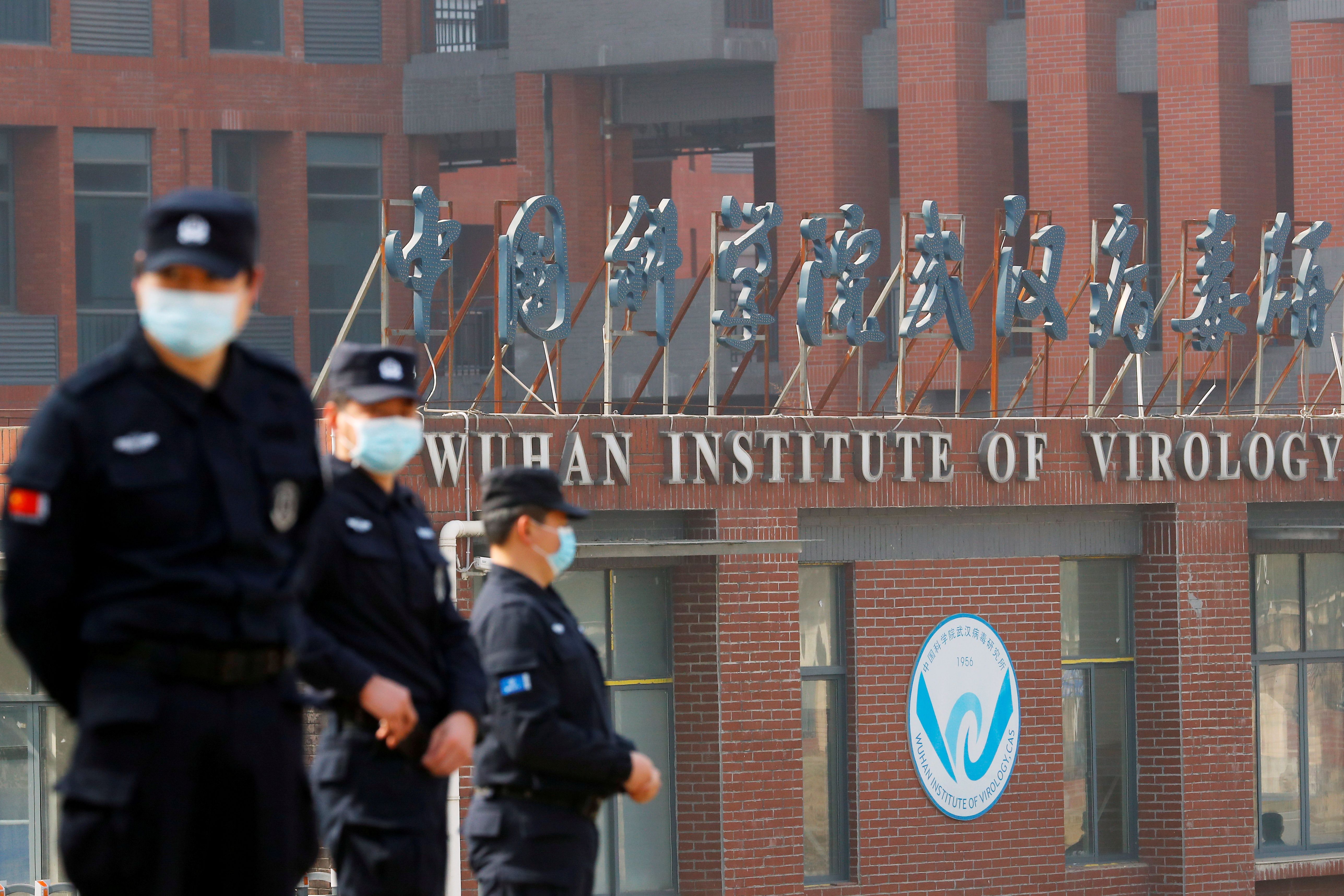 Personal de seguridad frente la Instituto de Virología de Wuhan (REUTERS/Thomas Peter) 