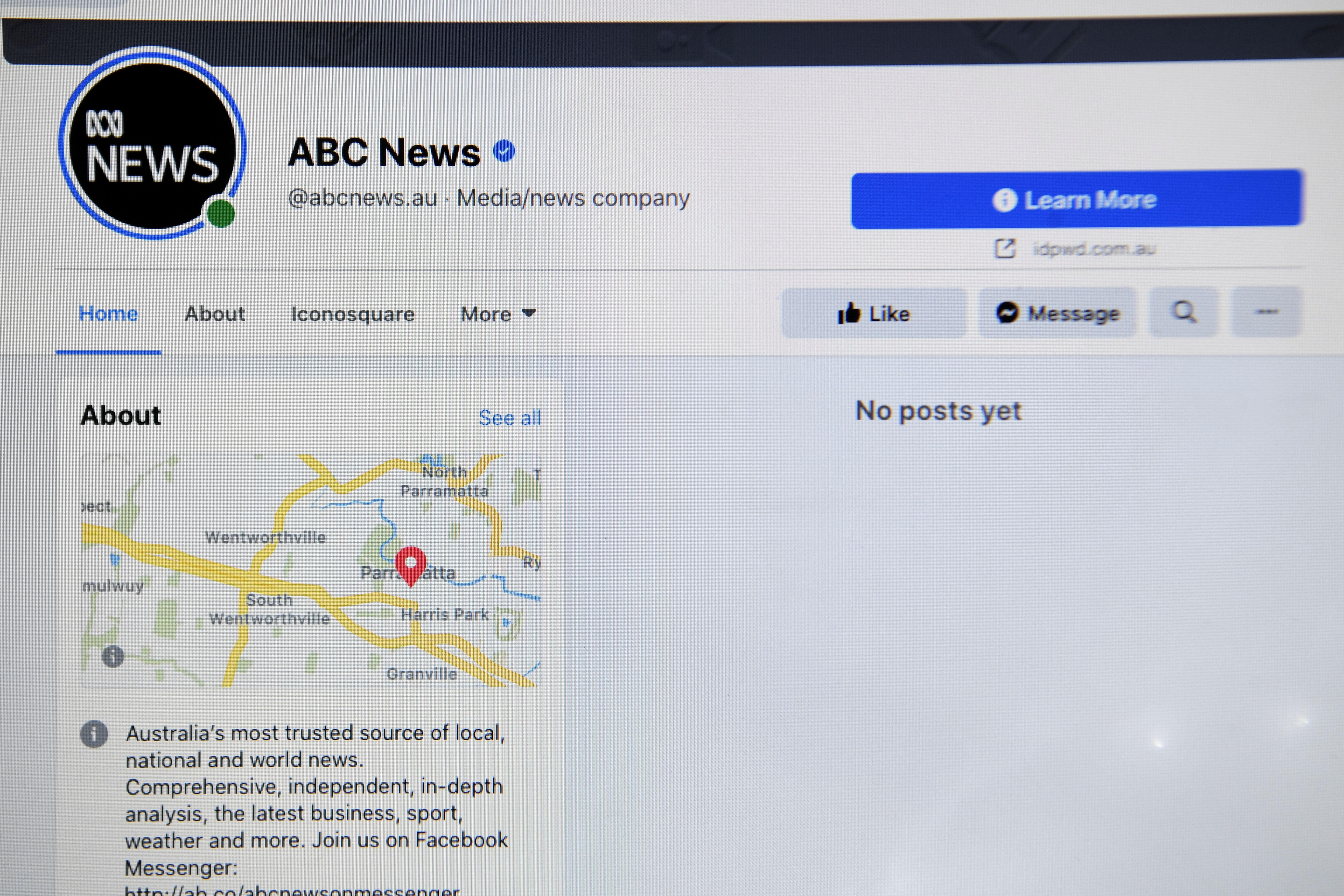 La página de Facebook de ABC News se ve en una pantalla en Canberra