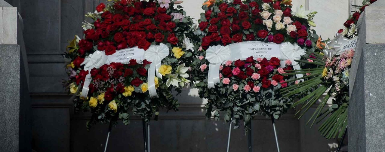 Finalizó el velatorio de Carlos Menem y trasladan sus restos al cementerio de La Tablada