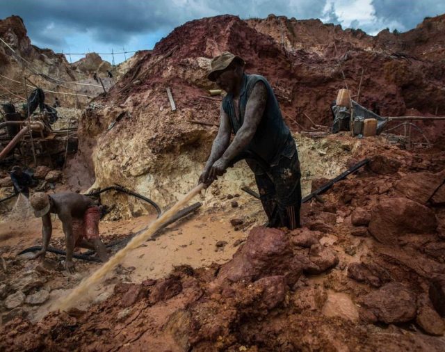 Indonesia.- Al menos tres muertos y cinco desaparecidos en un corrimiento de tierras en una mina en Indonesia