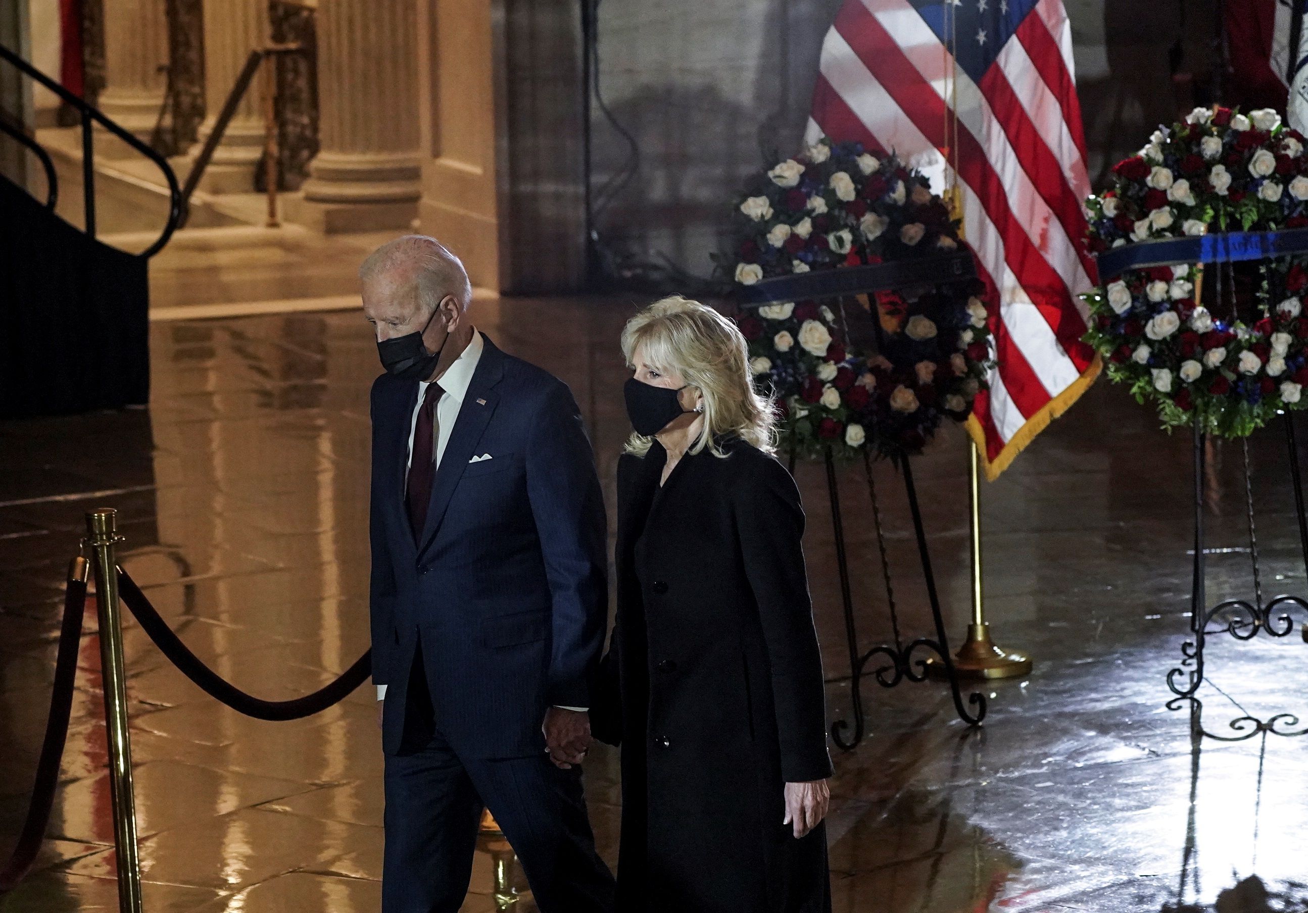 El presidente de los Estados Unidos, Joe Biden, y y la primera dama, Jill Biden presentan sus respetos al oficial de policía del Capitolio de los Estados Unidos, Brian D. Sicknick. EFE / EPA / Salwan Georges 