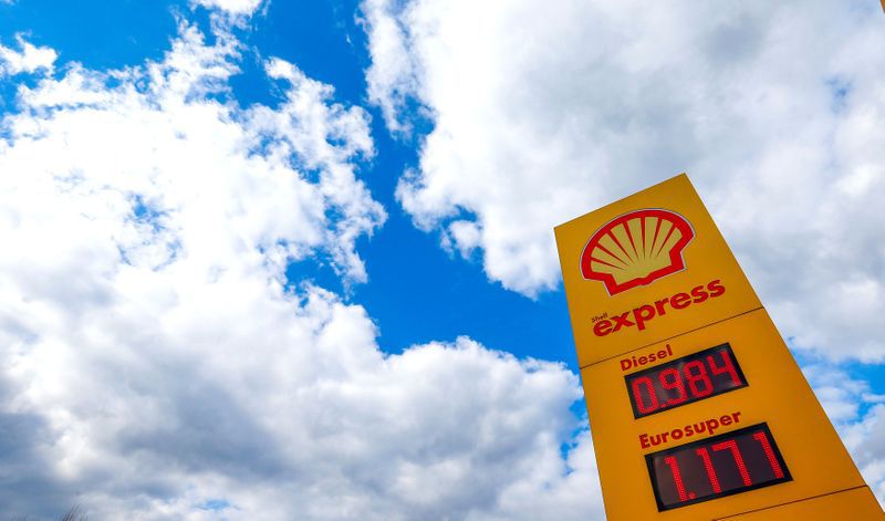 FOTO DE ARCHIVO: El logotipo de Royal Dutch Shell en una gasolinera de Sint-Pieters-Leeuw, Bélgica, 4 de abril de 2016. REUTERS/Yves Herman