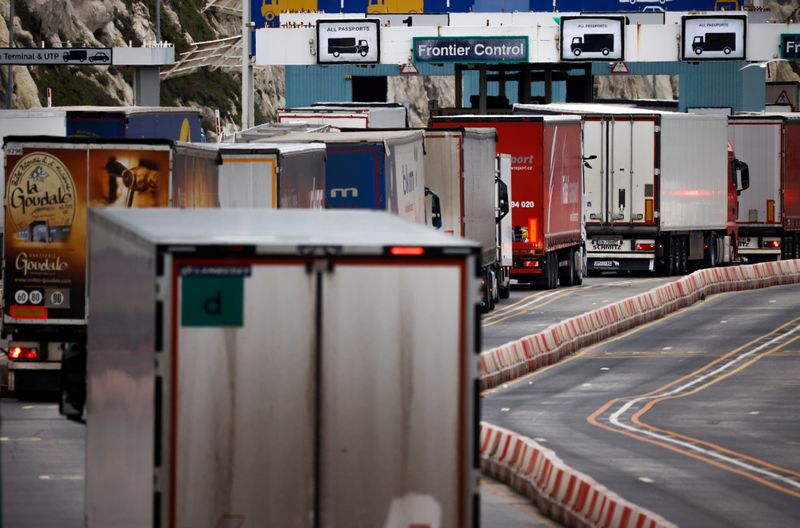 FOTO DE ARCHIVO: Los camiones hacen cola en el control fronterizo del Puerto de Dover, tras el fin del periodo de transición del Brexit, en Dover, Reino Unido, el 15 de enero de 2021. REUTERS/John Sibley