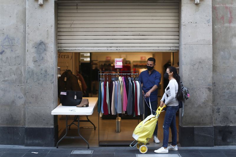 Una tienda exhibe ropa en sus puertas en el centro de la Ciudad de México, mientras las actividades comerciales permanecen en un cierre parcial debido al brote de la enfermedad COVID-19. México, 5 de febrero de 2021. REUTERS/Edgard Garrido