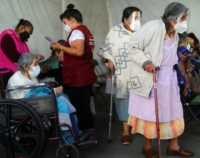 México roza las 176,000 muertes por COVID-19