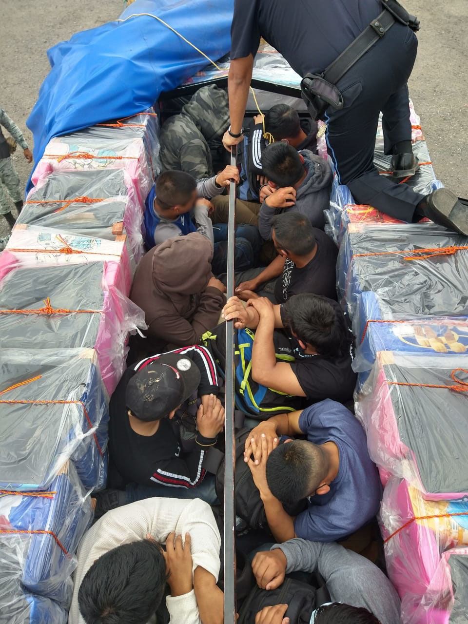 encuentran migrantes dentro de una camioneta (Foto: Twitter@INAMI_mx)