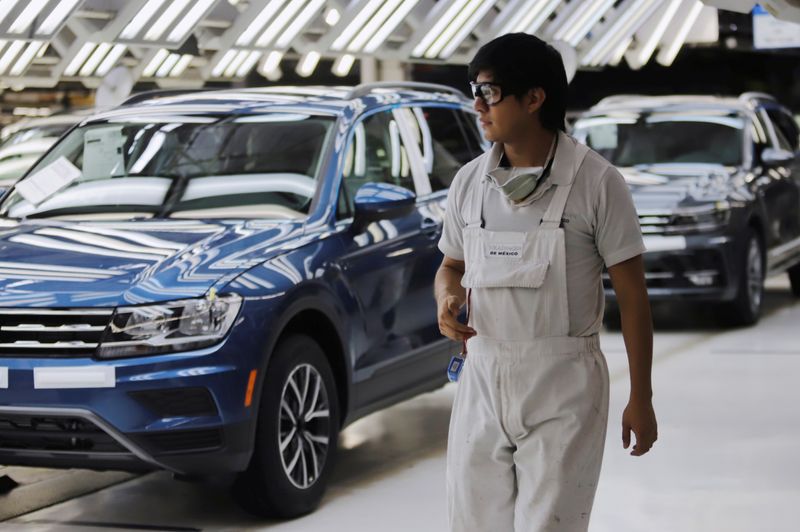Fotos de archivo. Autos Volkswagen Tiguan en una línea de producción en la planta de ensamblaje de la compañía en Puebla, México, el 10 de julio de 2019. REUTERS/Imelda Medina