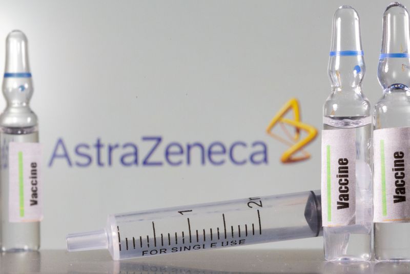 Imagen de archivo ilustrativa de ampollas con la etiqueta "vacuna" frente al logo de AstraZeneca tomada el 9 de septiembre, 2020. REUTERS/Dado Ruvic/Ilustración/Archivo