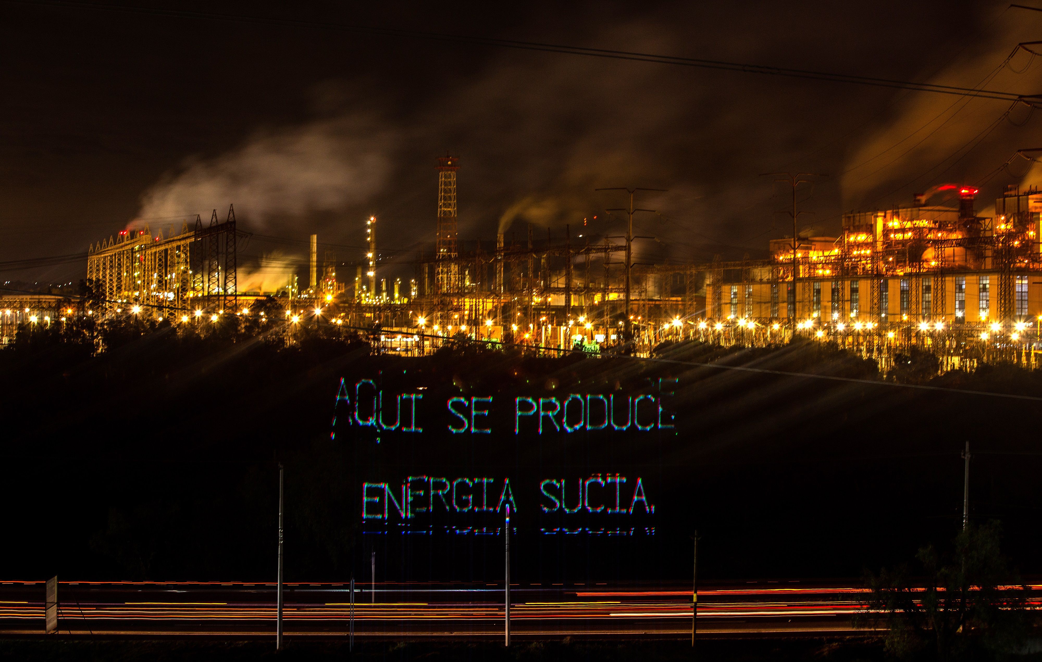 Fotografía cedida por Greenpeace México que muestra la proyección de un mensaje en el que se lee "aquí se produce energía sucia", en la Termoeléctrica de Tula, en el estado de Hidalgo (Foto: EFE)