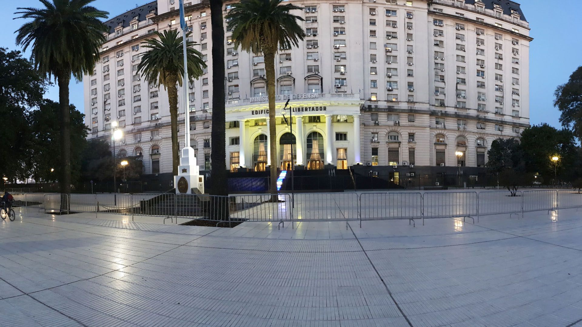 La sede del Ministerio de Defensa donde se llevó a cabo el Consejo General de Guerra contra 8 oficiales de la Armada Argentina