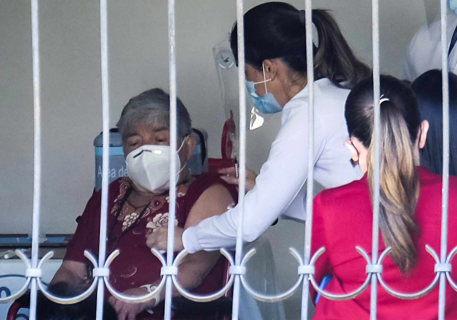 Personal del ministerio de Salud vacuna a una mujer contra la covid-19, en San José (Costa Rica). FE/Jeffrey Arguedas/Archivo 