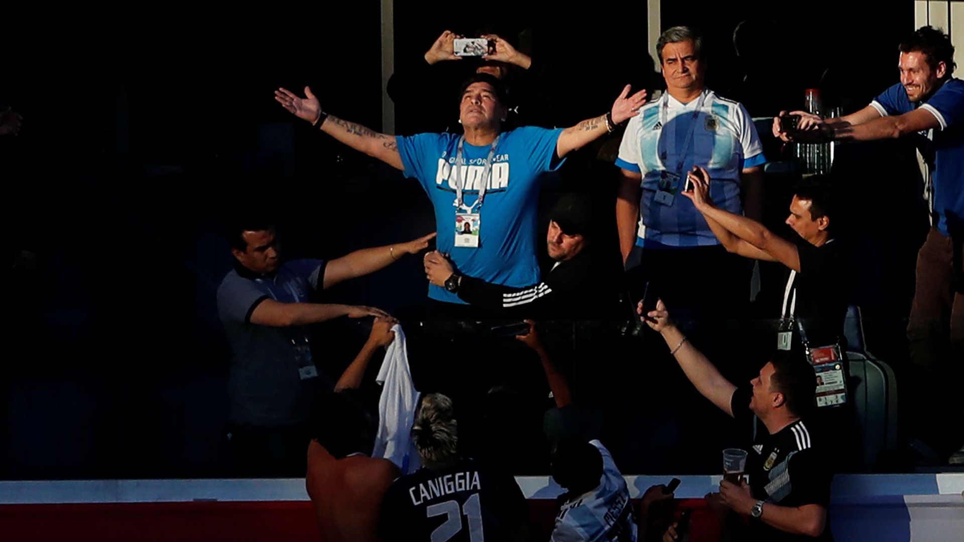 Diego Maradona saludando al público en la previa al partido de Argentina-Nigeria y detrás de él, con las manos en sus bolsillos y la camiseta de la Selección, el padrastro de Rocío Oliva (REUTERS)