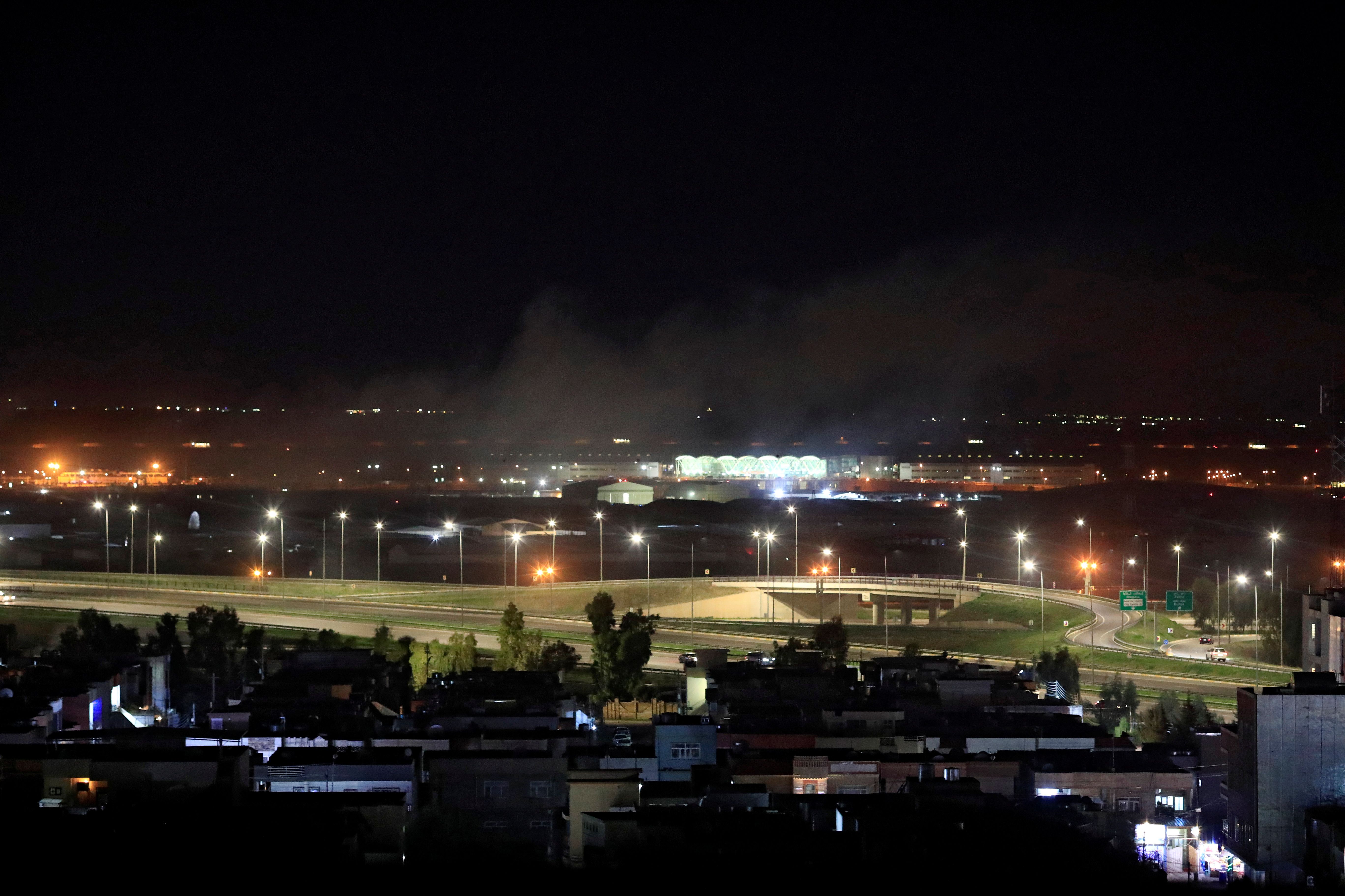El humo se eleva sobre Erbil, después del ataque con cohetes que impactaron cerca del aeropuerto de Erbil, el pasado 15 de febrero (REUTERS/Thaier al-Sudani)