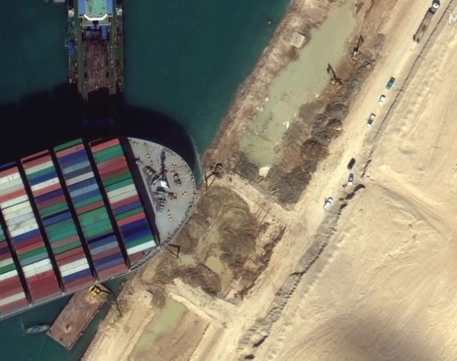 El buque que bloquea Canal de Suez se movió levemente pero no se sabe cuándo volverá a flotar porque la marea permanece baja