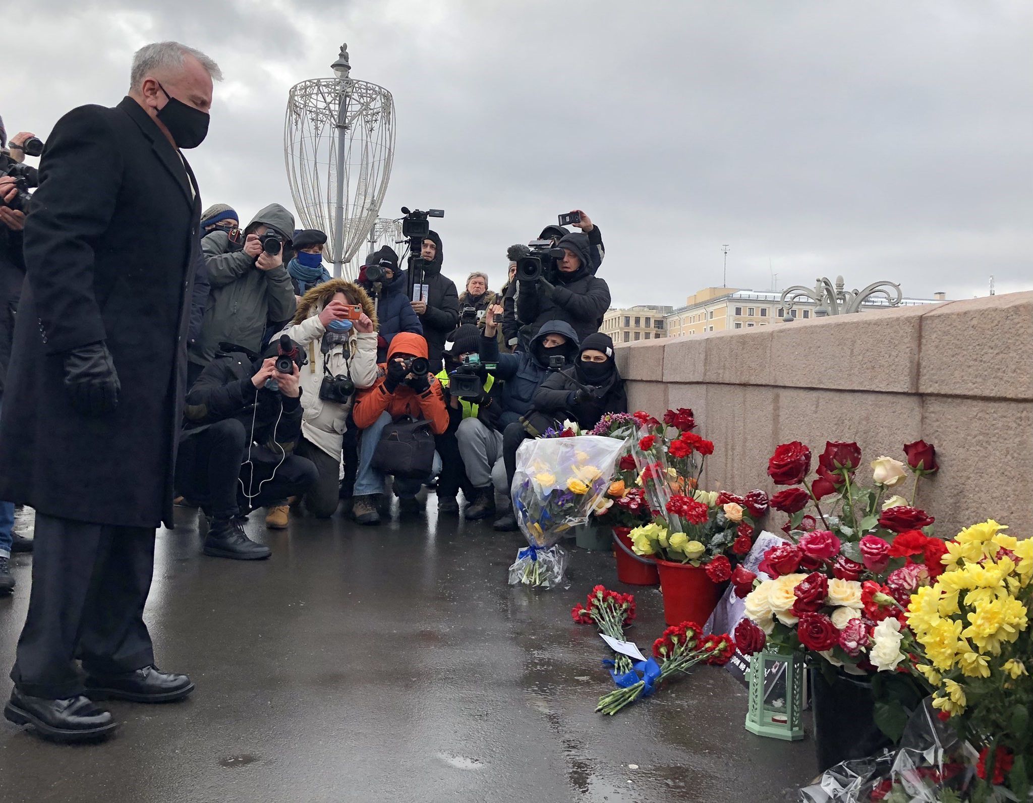 El embajador estadounidense en Rusia, John J. Sullivan, en el homenaje al disidente ruso Boris Nemtsov, asesinado en 2015. EMBAJADA DE EEUU EN RUSIA 