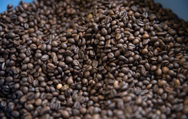 Exportaciones globales de café caen 3,4% en enero, pero suben en primeros cuatro meses de temporada: OIC