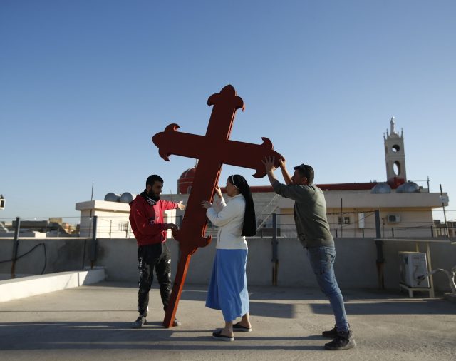 Hilos de oro y la dolorosa historia de los cristianos de Irak: la estola que los iraquíes bordaron para que utilice el papa Francisco