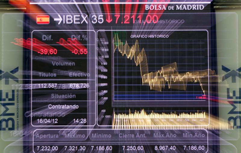 FOTO DE ARCHIVO: Un panel electrónico muestra el índice de referencia español Ibex-35 en el interior de la bolsa de Madrid, España, el 16 de abril de 2012. REUTERS/Paul Hanna