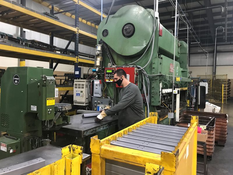 FOTO DE ARCHIVO: Un operario apila tirantes de acero de gran calibre en un banco de trabajo industrial en la fábrica de Tennsco en Dickson, Tennessee, Estados Unidos. 17 de febrero de 2021. Tennsco/vía REUTERS